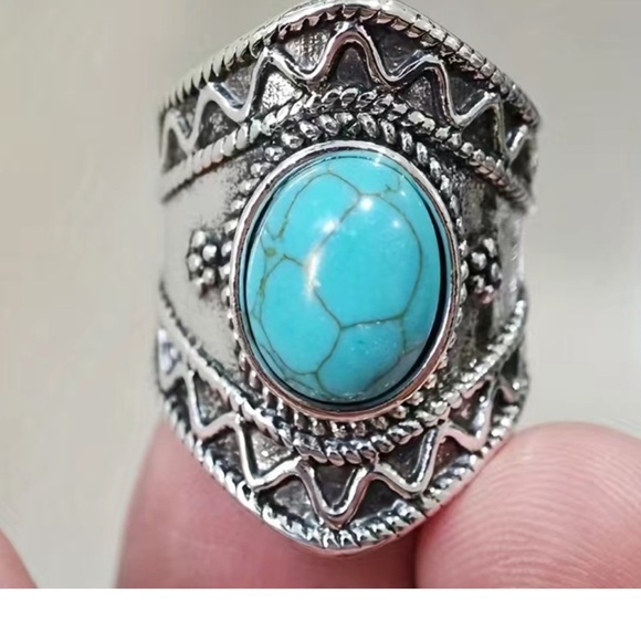 Vintage Silver and Turquoise Chunky Engraved Ring Sz 8 - Picture 3 of 4